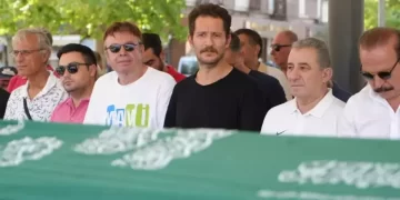 Uraz Kaygılaroğlu dedesini son yolculuğuna uğurladı