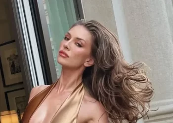 Yasemin Kay Allen ayrılık sonrası soluğu tatilde aldı