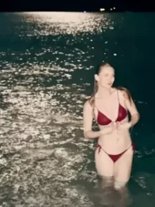 yasemin kay allen solugu tatilde aldi1 habermeydan