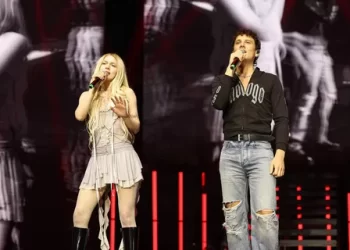 Aleyna Tilki süper minili kombiniyle poz verdi