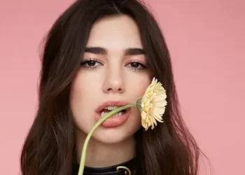 Dua Lipa’nın 2025 yaz rengi belli: Beyaz!