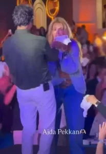 Mahsun kirmizigul ile Ajda Pekkan sahnede halayla costu2 habermeydan