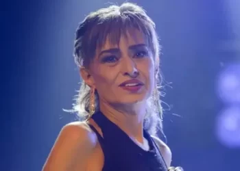 Yıldız Tilbe konserde drone’u mikrofonla kovaladı!