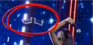 Yildiz Tilbe konserde drone mikrofonla kovaladi1 habermeydan