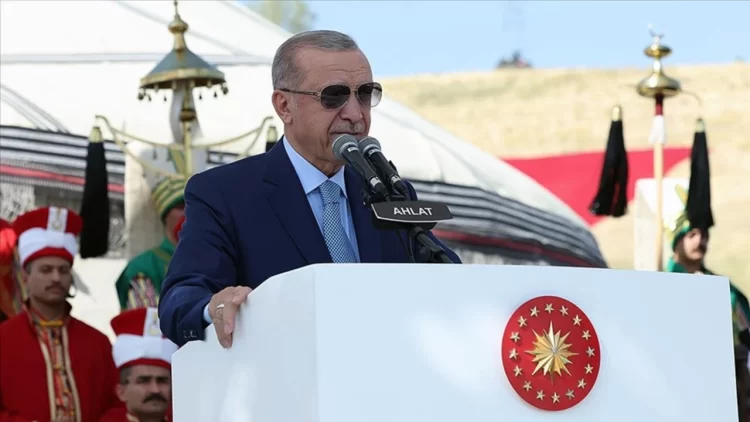 Cumhurbaşkanı Erdoğan, Ahlat’taki etkinlik alanında konuşma yapıyor.