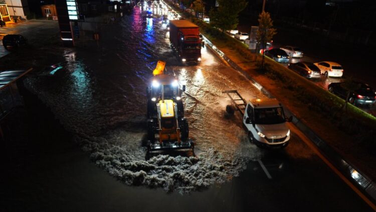 Ankara’da akşam saatlerinde başlayan sağanak yağış, özellikle Sincan, Beypazarı ve Polatlı ilçelerinde taşkınlara yol açtı.