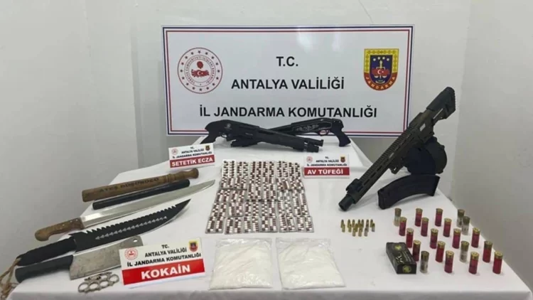 Antalya’nın Kepez ilçesinde düzenlenen operasyonda, 3 pompalı av tüfeği, 20 av tüfeği fişeği, 15 adet 9 milimetre tabanca mermisi, 330 gram kokain ve 650 sentetik hap ele geçirildi.