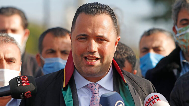 Avukat Rezan Epözdemir’in gözaltı süresi bir gün daha uzatıldı.