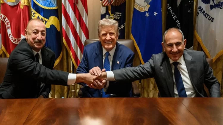 ABD Başkanı Donald Trump, Beyaz Saray’da düzenlenen “barış zirvesinde” Azerbaycan Cumhurbaşkanı İlham Aliyev ve Ermenistan Başbakanı Nikol Paşinyan’ı ağırladı.