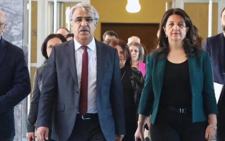 DEM Parti İmralı Heyeti Öcalan ile görüşmek için yola çıktı.