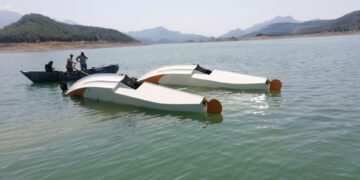 Barajdan su almaya çalışan eğitim uçağı düştü