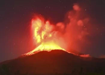 Endonezya’da yanardağ patladı: Köyler kül bulutuyla kaplandı