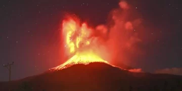 Endonezya’da yanardağ patladı: Köyler kül bulutuyla kaplandı