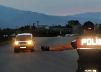 Erzincan’da çeşitli suçlardan aranan 15 kişi gözaltına alındı Erzincan’da çeşitli suçlardan aranan 15 kişi gözaltına alındı