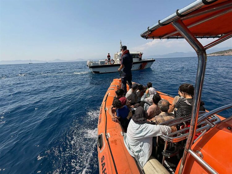Fethiye açıklarında 37 düzensiz göçmen kurtarıldı.
