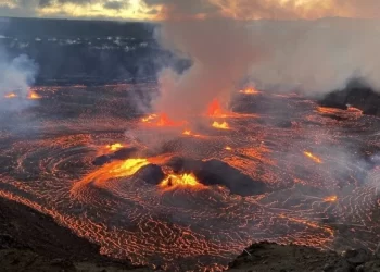 Hawaii’de yanardağ faciası: Metrelerce lav püskürttü!
