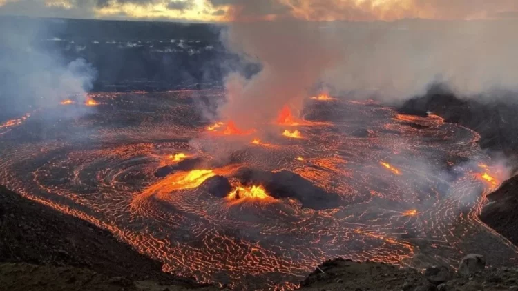 Dünyanın en aktif yanardağlarından biri olan Kilauea, Hawaii adasında 23 Aralık’tan bu yana devam eden hareketliliğini sürdürdü. Aralık ayından bu yana yanardağ 31. kez patladı.