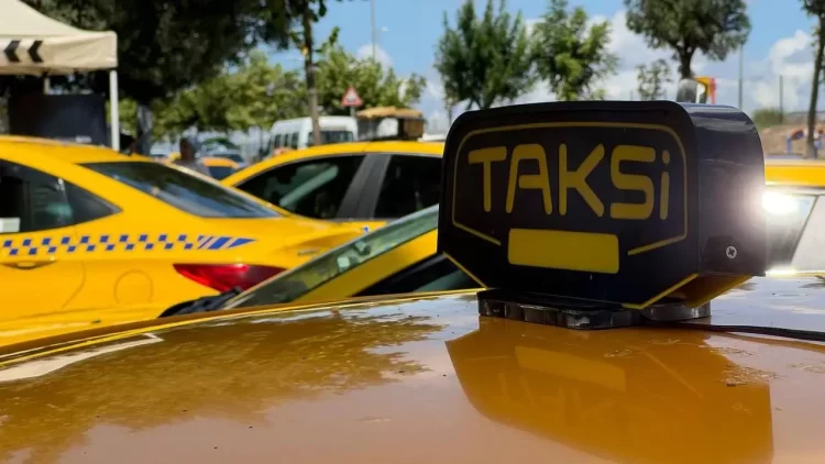 İstanbul’da uzun süredir gündemde olan taksi düzenlemelerinde yeni bir adım atıldı.