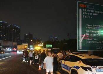 İstanbul’da zincirleme kaza: 16 araç birbirine girdi