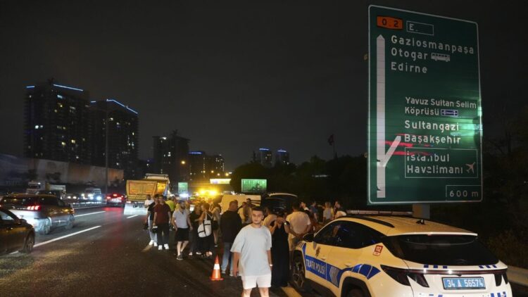 İstanbul TEM Otoyolu’nun Eyüpsultan kesiminde meydana gelen zincirleme trafik kazasında 16 araç birbirine çarptı.