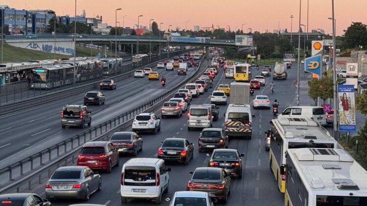 İstanbul'da bazı yollar trafiğe kapatıldı.