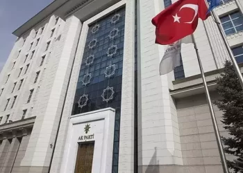 CHP’den istifa eden iki meclis üyesi AK Parti’ye katıldı