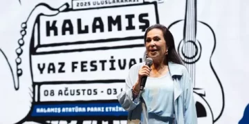 Kalamış Yaz Festivali, Türkan Şoray’ın da katıldığı film gösterimiyle başladı: ‘Sultan’lı açılış