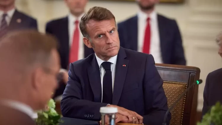 Fransa Cumhurbaşkanı Emmanuel Macron, Beyaz Saray’da ABD, Ukrayna ve Avrupalı liderlerle yapılan görüşmenin ardından açıklamalarda bulundu. Macron, Rusya’nın barışa istekli olmadığını belirtti. Görüşme sırasında eski ABD Başkanı Donald Trump’ın mikrofonu açık kalmış ve Macron’un Putin ile ilgili sözleri canlı yayına yansımıştı.