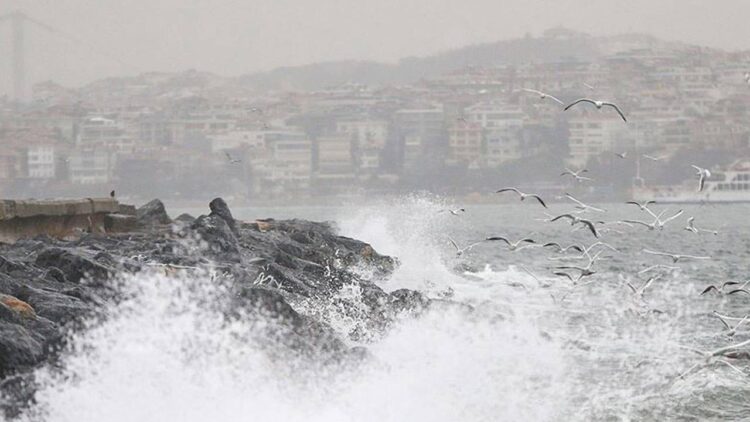 Meteoroloji Genel Müdürlüğü, rüzgarın Marmara ve Kuzey Ege kıyılarında kuvvetli, yer yer fırtına şeklinde eseceğini tahmin ediyor.
