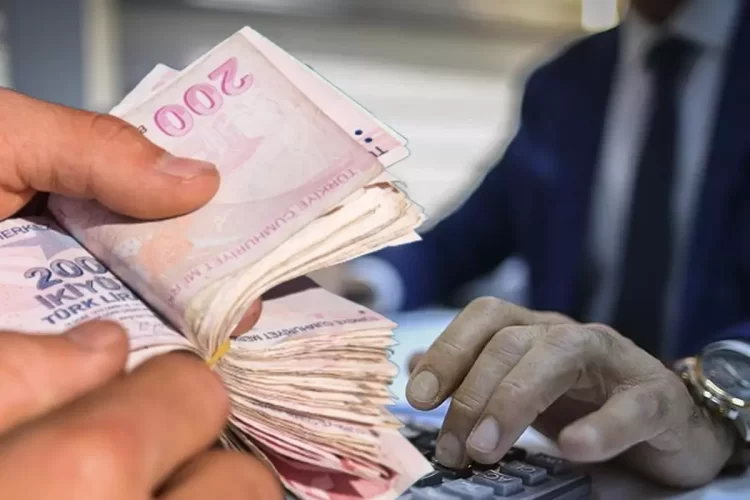 Toplu sözleşme sürecinde kritik karar: 6,5 milyon memur ve emekliyi ilgilendiren Hakem Heyeti kararı netleşti. 2026 ve 2027 yıllarına ilişkin zam oranları belirlenirken, yeni memur maaşları da netleşmeye başladı.