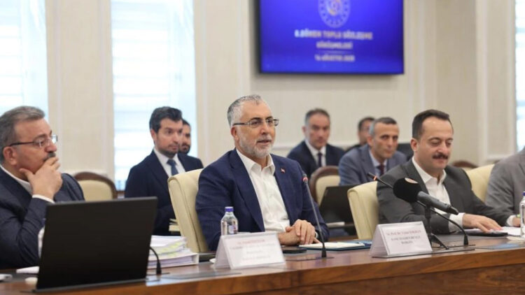 Memurların toplu sözleşme görüşmeleri devam ediyor.