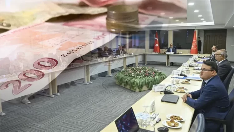 Milyonlarca memur ve memur emeklisini ilgilendiren 2026-2027 yıllarına ilişkin zam oranlarını belirlemek amacıyla Kamu Görevlileri Hakem Heyeti’nin dördüncü toplantısı gerçekleştiriliyor.