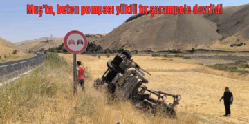 Muş’ta, beton pompası yüklü tır şarampole devrildi!
