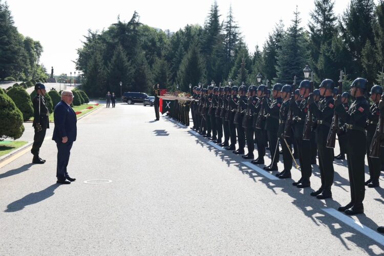 Milli Savunma Bakanlığı (MSB) işçi alımı kurası, noter huzurunda gerçekleştirildi. 3 bin 97 sürekli işçi alımı için yapılan kuranın sonuçları, adaylar tarafından heyecanla bekleniyordu.