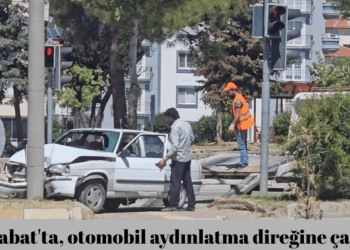Sinop Boyabat’ta, otomobil aydınlatma direğine çarptı!