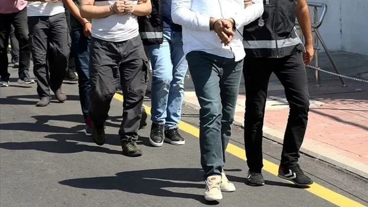 İstanbul merkezli 5 ilde, silahlı suç örgütüne yönelik operasyonda 13 kişi gözaltına alındı.