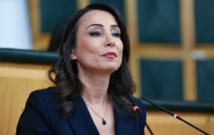 DEM Parti Eş Genel Başkanı Tülay Hatimoğulları, çözüm sürecine yönelik oluşturulacak komisyonun çalışmalarına dair beklentilerini açıkladı. Hatimoğulları, komisyonun İmralı’da tutuklu bulunan Abdullah Öcalan ile görüşmesi gerektiğini belirterek, sürecin ilerlemesi için gerekli yasal düzenlemelerin hayata geçirilmesinin önemine vurgu yaptı.