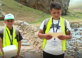 Bakan Kurum’dan yayladaki çöpleri toplayan iki kardeşe teşekkür!