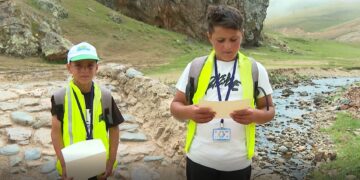 Bakan Kurum’dan yayladaki çöpleri toplayan iki kardeşe teşekkür!