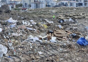 Araziye Dökülen Çöpleri Toplamayan Belediyeye Ceza
