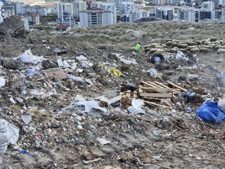 Araziye Dokulen Copler Toplamayan Belediyeye Ceza habermeydan