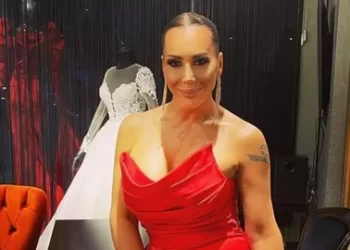 1 Hafta önce eşinden boşanan Asena 8 yıl sonra sahnelere döndü