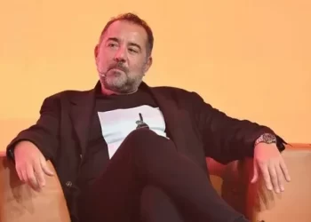 Ata Demirer'in büyük aşk mutluluğu tüm hızıyla devam ediyor Ata Demirer’in büyük aşk mutluluğu tüm hızıyla devam ediyor