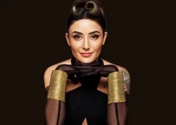 Melek Mosso’dan kıyafetini ayıplayıp “giyinmemiş” diyen AKP’li kişiye Cevap!