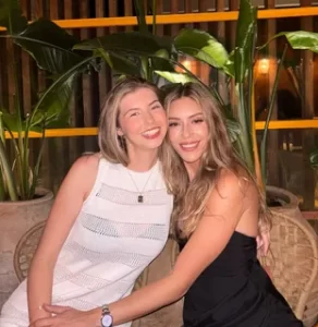 Sinem Kobal Katie Christie pozlari begeni yagmuruna tutuldu1 habermeydan