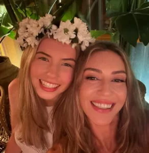 Sinem Kobal Katie Christie pozlari begeni yagmuruna tutuldu2 habermeydan
