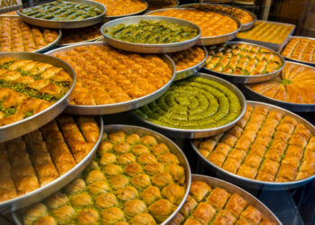 Bakanlık markaları tek tek açıkladı! Ünlü baklavacı vatandaşa boya yedirmiş