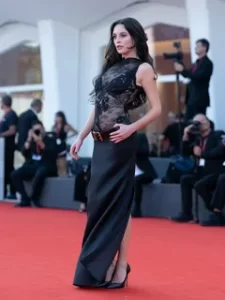 Venedik Film Festivalinde Melis Sezen siyah elbisesi dikkat cekti1 habermeydan