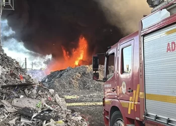 Adana’da geri dönüşüm fabrikasında yangın: Müdahale devam ediyor