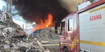 Adana’da geri dönüşüm fabrikasında yangın: Müdahale devam ediyor